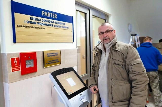 odbiera bilet, który uprawnia go do odbioru nowego dowodu osobistego. - Akurat teraz ten bilet jest mi zupełnie niepotrzebny. Widziałem, że do żadnego z okienek nie ma żadnej kolejki, więc to ja mógłbym sobie wybrać kto mnie załatwi - dodaje pan Bogdan.