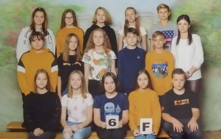 Anna Matera ze swoimi uczniami z klasy 6 F w roku szkolnym...