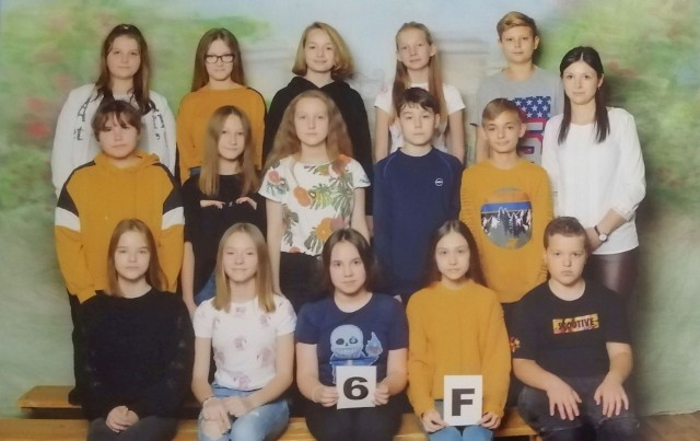 Anna Matera ze swoimi uczniami z klasy 6 F w roku szkolnym 2019/2020.