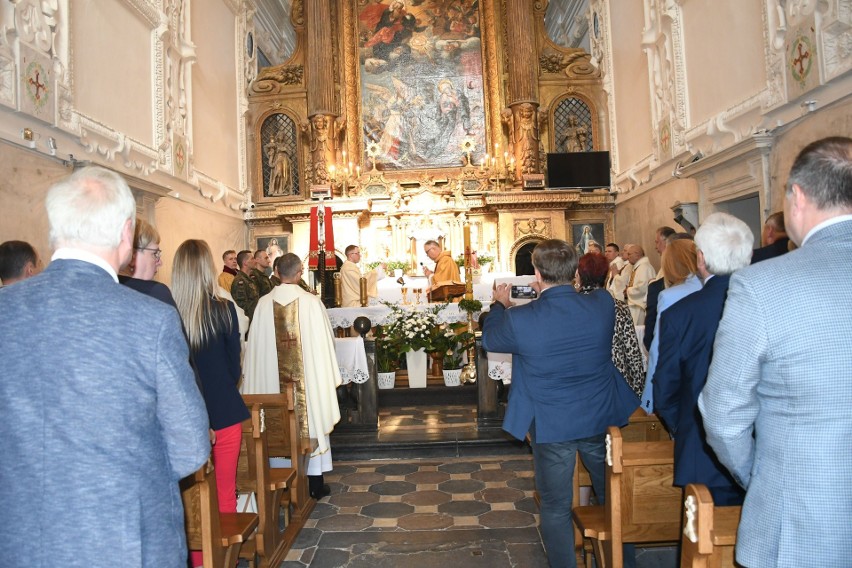 Piękne pożegnanie księdza pułkownika Grzegorza Kamińskiego. Na mszy w Rytwianach była rodzina, kapłani, służby mundurowe, władze samorządowe