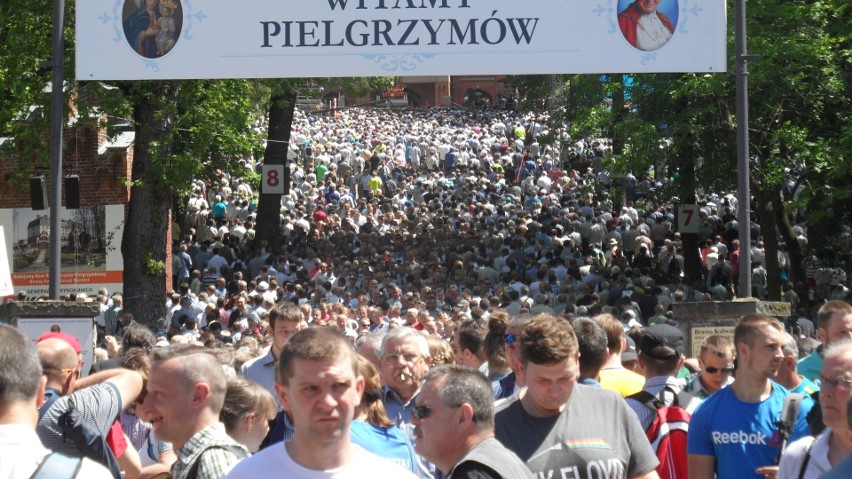 Pielgrzymka mężczyzn i młodzieńców do Piekar Śląskich.