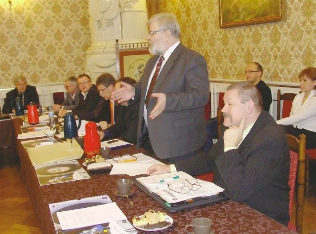 Radny Stanisław Dziura dziwił się, że radni nie zdecydowali się dać podwyżki burmistrzowi Kowalowi, mimo jego dokonań, które wszyscy mogli poznać podczas kampanii wyborczej
