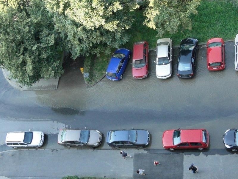 Wrocław: Awaria wodociągowa na Popowicach. Ulica Bobrza pod wodą (ZDJĘCIA)