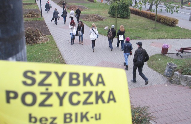 Do biura firmy pożyczkowej przy ulicy Prostej mieszkańcy Torunia trafiali zwabieni podobnymi ulotkami