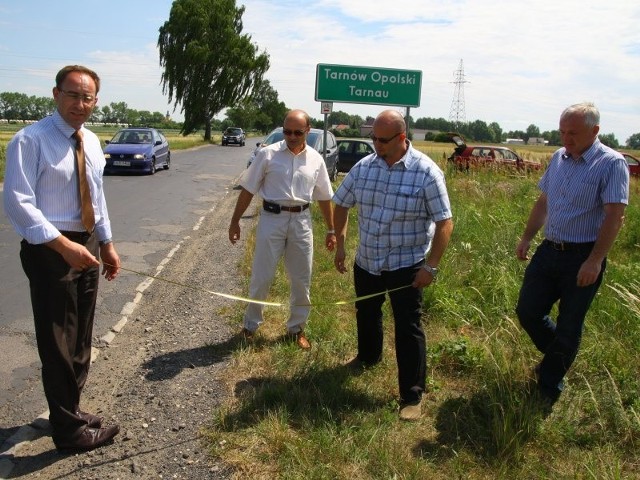 Wójt Krzysztof Mutz (z lewej), Jacek Dziatkiewicz (w środku), dyrektor Zarządu Dróg Powiatowych w Opolu, i projektant Tomasz Sokulski długo zastanawiali się, który wariant przebudowy wybrać.