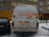 Swastyki i napisy "white power" na samochodach i bloku. Policja szuka wandali (zdjęcia)