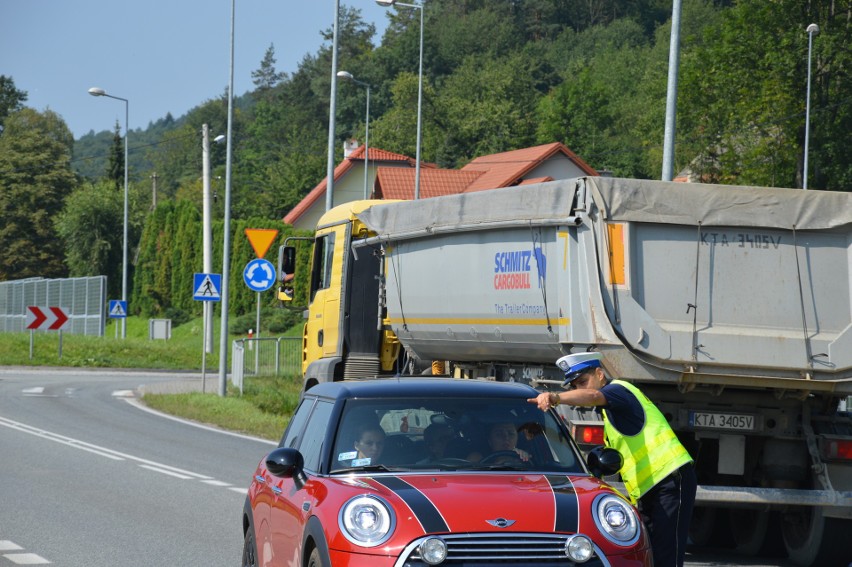 Wielka Wieś. Nietypowy patrol drogówki. Policjantom towarzyszył ksiądz [ZDJĘCIA]