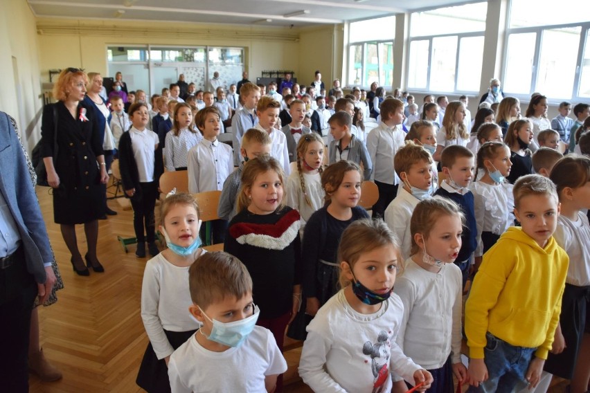 Hymn państwowy śpiewali uczniowie m.in. w Szkole Podstawowej...