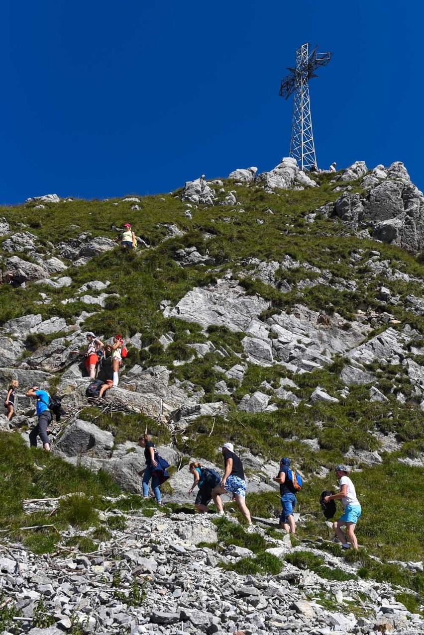 Weekend w górach. Tłumy turystów idą na Giewont [ZDJĘCIA]