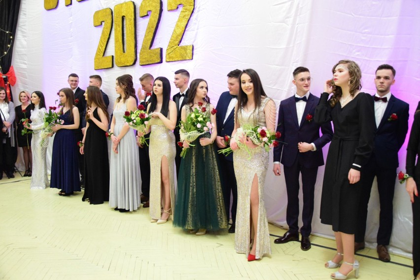 Studniówka 2022 w Liceum Ogólnokształcącym w Chobrzanach. Piękny bal z polonezem i walcem [ZDJĘCIA]