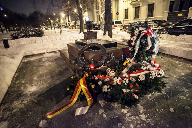 Wojewoda Jolanta Chełmińska przed Grobem Nieznanego Żołnierza złożyłą kwiaty na pamiątkę rocznicy wybuchu powstania styczniowego.