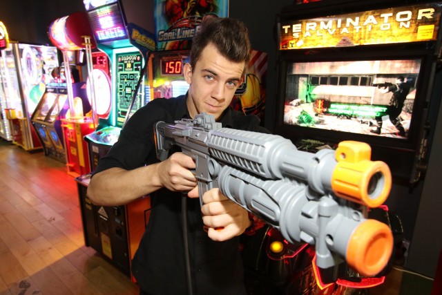 W nowej części MK Bowling w Galerii Echo powstał salon gier. Adrian z obsługi proponuje wirtualną strzelaninę - Terminatora.