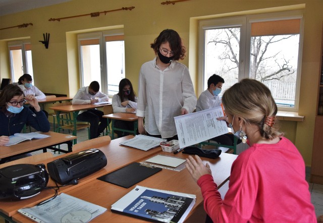 Próbny egzamin ósmoklasisty 2021 w Publicznej Katolickiej Szkole Podstawowej im. św. Jana Pawła w Tarnobrzegu.