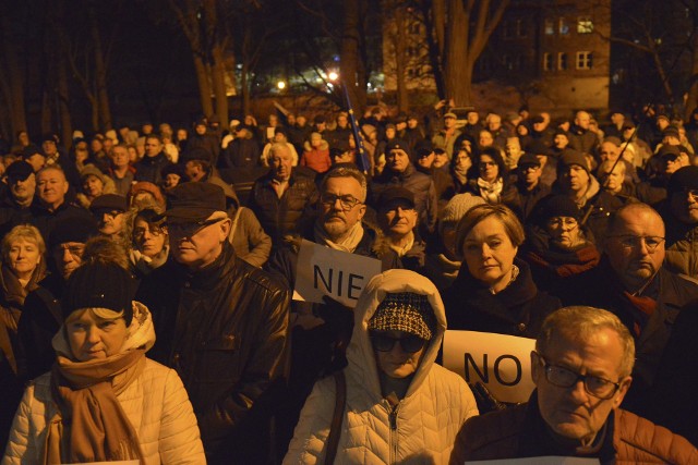 Protesty w wielu miastach Polski, także w Słupsku. Demonstranci, którzy zgromadzili się przed gmachami sądów, sprzeciwiają się dyscyplinującemu sędziów projektowi nowelizacji ustaw sądowych.