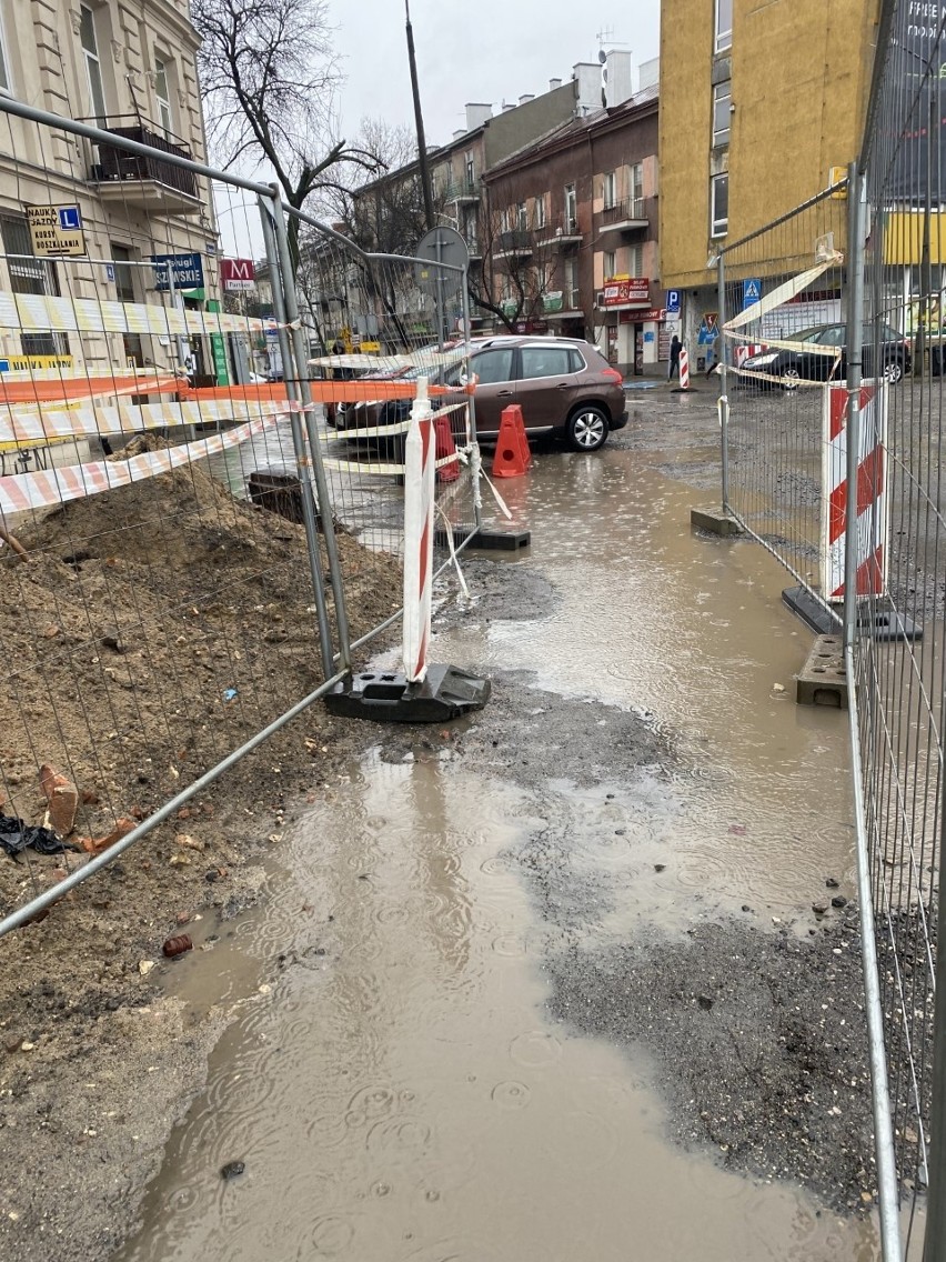 Nie da się przejść przy budowanym dworcu metropolitalnym. – Prosimy o interwencję – apeluje nasz Czytelnik. Zobacz zdjęcia