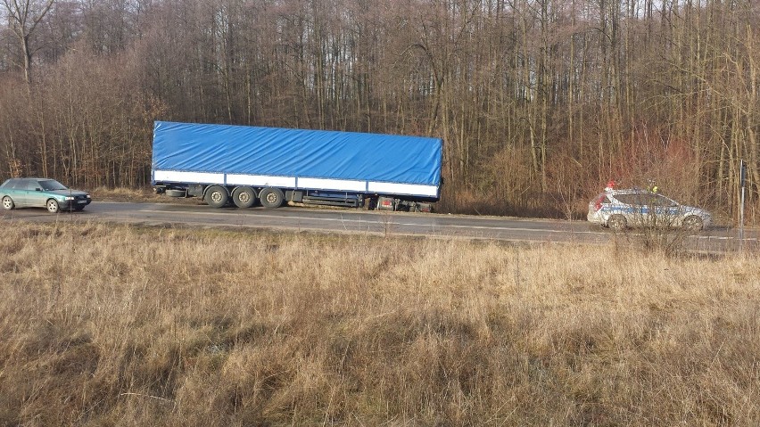 Tir zjechał do rowu koło Solca nad Wisłą. Na drogę będzie wyciągał go holownik