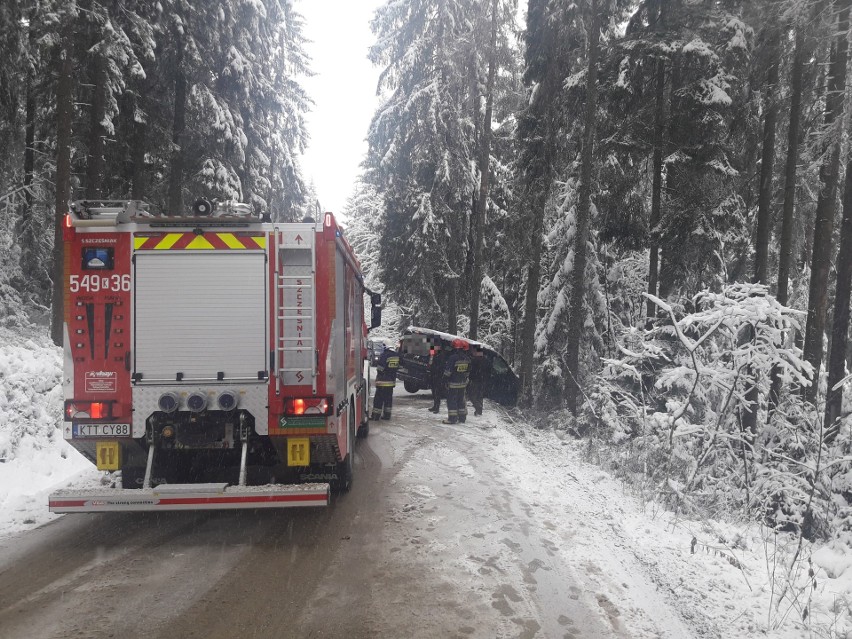 Podhale. Trudne warunki na drogach. Auto wypadło z drogi [ZDJĘCIA]