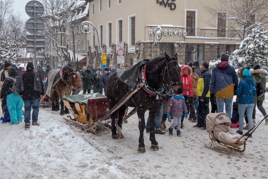 Zakopane przed sylwestrem. Śnieg, tłumy, korki i brak wody [ZDJĘCIA]