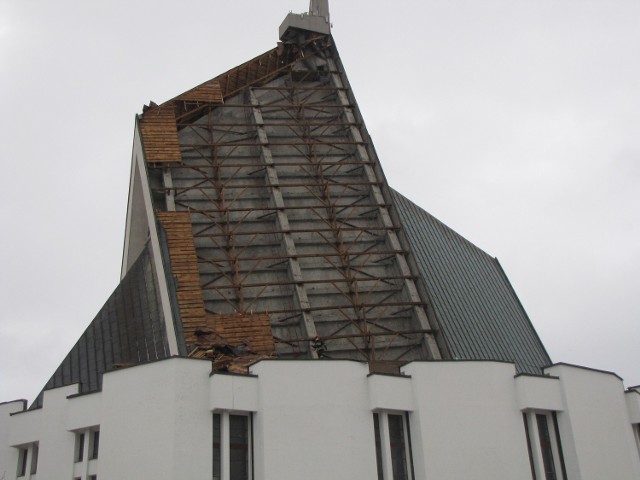 Podmuch wiatru zerwał fragment dachu kościoła w Dębicy