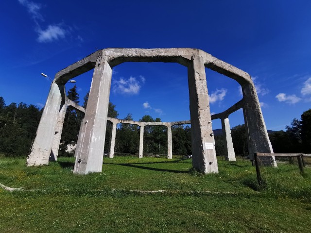 „Muchołapka” wygląda niesamowicie. Ma formę betonowego pierścienia o średnicy 30 metrów i wysokości 10 metrów, osadzonego na 12 filarach. Konstrukcja stoi dziś nieco na uboczu, wśród ruin, drzew i dziwacznych opowieści.
