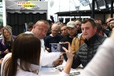 Mariusz Pudzianowski oblegany przez fanów na Targach Dach Forum w Kielcach. Wszyscy chcieli mieć selfie z mistrzem. Zobaczcie zdjęcia