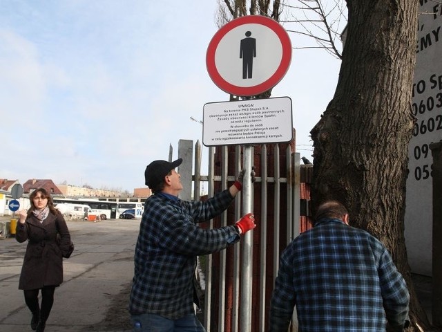 Ustawianie zakazu ruchu pieszych przed wejściem do bazy słupskiego PKS. 