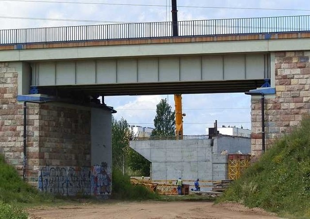 Budowa wiaduktu na torami już się rozpoczęła.