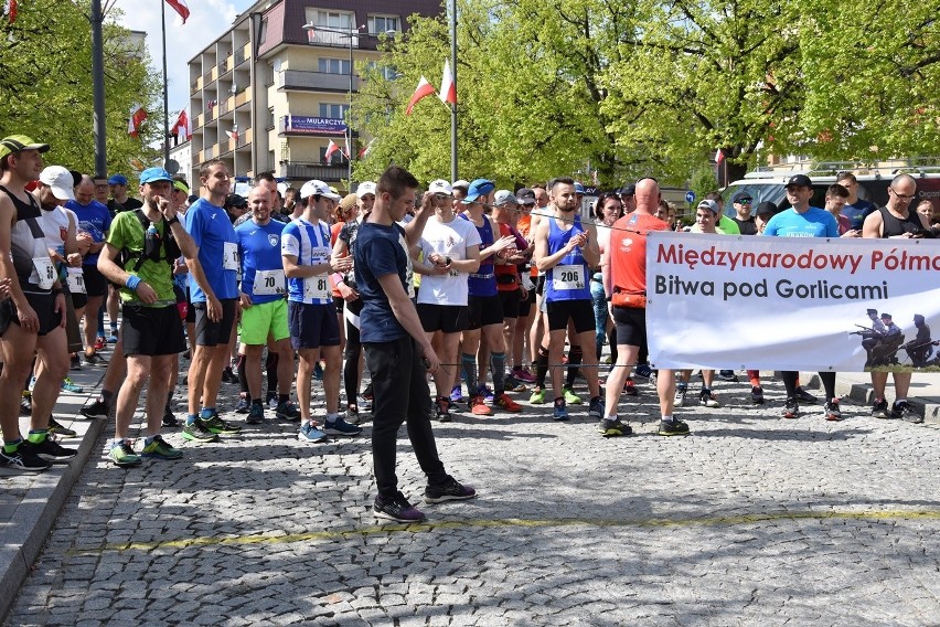 Niemal dwustu zawodników stanęło na trasie II Międzynarodowego Półmaratonu Bitwa pod Gorlicami. Jeden z nich biegł boso
