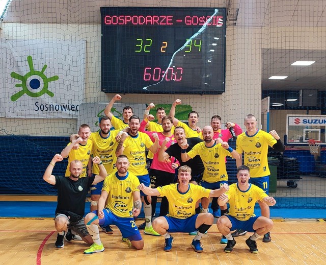 Piłkarze ręczni Stali Gorzów wygrali w Sosnowcu po rzutach karnych.
