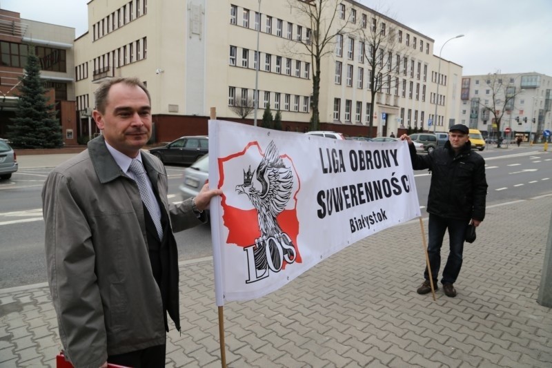 Podlaski Urząd Wojewódzki. Liga Obrony Suwerenności urządziła protest (zdjęcia, wideo)