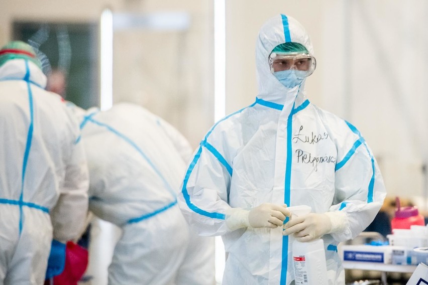 Rośnie liczba zakażeń. Ekspert: znajdujemy się w podobnym...