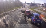 Dresiarz zatrzymał ruch i zaatakował metalową pałką inne auto! Wstrząsające zajście nagrała kamera! WIDEO