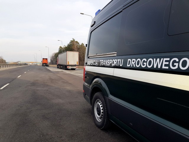 Jedna z niebezpieczną usterką, druga z nadmiernym załadunkiem. Transporty, w których inspektorzy podlaskiej Inspekcji Transportu Drogowego stwierdzili nieprawidłowości, zostały czasowo wstrzymane.