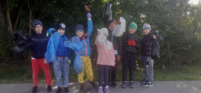 Dzieci ze szkoły w Miedzierzy sprzątały świat, bo "czas najwyższy posprzątać naszą ziemię". Zobacz zdjęcia 