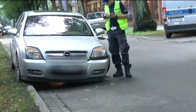 Kierowca samochodu marki renault w pewnym momencie zjechał na przeciwległy pas i uderzył w opla.