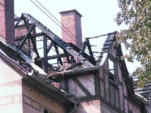 Dach kamienicy przy ul.łowackiego 10 w  Świeciu spłonął doszczętnie