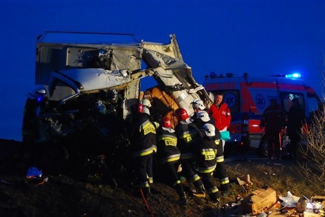 Do zderzenia ciężarówki i dostawczego iveco doszło w czwartek rano na granicy powiatów sandomierskiego i tarnobrzeskiego.