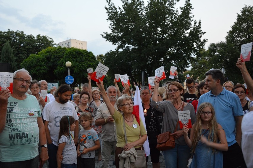 Tradycyjnie już zapalono znicze na schodach prowadzących do...