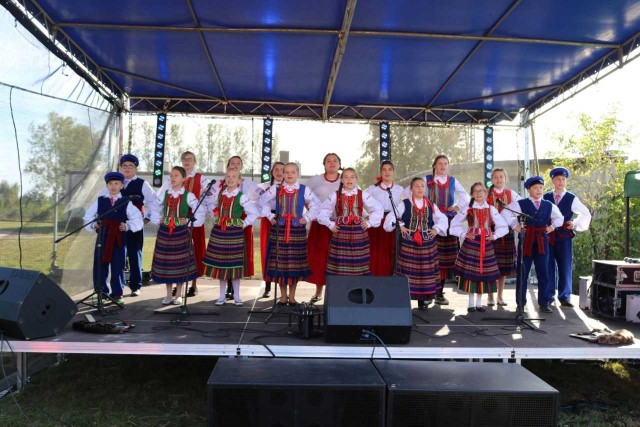 Podczas festynu w Mirówku wystąpił zespół młodzieżowy z podstawówki w Mirowie Radosne Nutki.