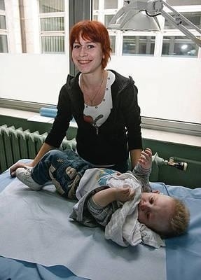 Mama z małym pacjentem zoperowanym przez zespół doc. Adama Byśka podczas wizyty kontrolnej Fot. Jacek Bednarczyk/PAP