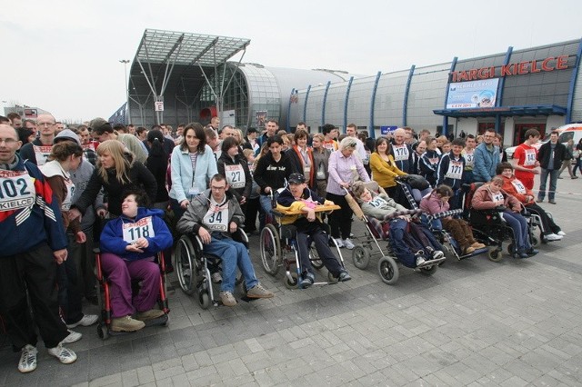 Na starcie stanęło prawie 200 osób, a wśród nich niepełnosprawni na wózkach inwalidzkich wspomagani przez opiekunów.