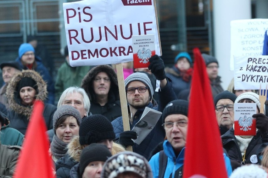 Protest w Kielcach przeciwko rządowi: -  To już przechodzi wszelkie granice