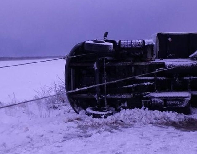 O godz. 15.30 między Psurowem a Sternaliami silny wiatr przewrócił ciężarową chłodnię Renault.