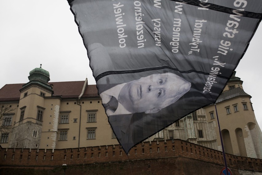 Jarosław Kaczyński uczcił rocznicę pogrzebu brata na Wawelu wśród gwizdów i krzyków [ZDJĘCIA,WIDEO]