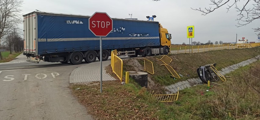 Wypadek w Pacanowie. Na drodze krajowej numer 79 auto osobowe zderzyło się z ciężarówką. Kobieta zmarła w szpitalu