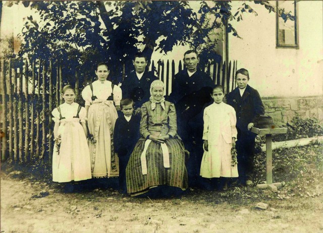 Helena i Józef Hellerowie wraz z dziećmi (według starszeństwa): Antonim, Franciszkiem, Heleną (Zuzanką), Ewą, Agnieszką (Jagienką) i Jerzym. Zdjęcie wykonano około 1918 roku w dolinie Hołcyny