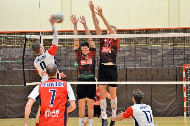 Atak Mateusza Kukulskiego (tyłem, TS Volley Rybnik) blokują kęczanie Wojciech Gruszka (z lewej, przodem) i Kamil Krupa. W pierwszym ćwierćfinale play-off II ligi siatkarzy (grupa V) Kęczanin Kęty pokonał TS Volley Rybnik 3:2.