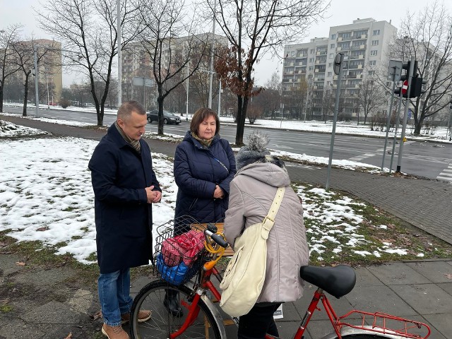 Renata Butryn i Dariusz Przytuła zbierają podpisy w centrum Stalowej Woli