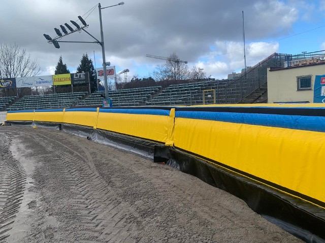 Żółto-niebiesko-czarne bandy dmuchane na stadionie żużlowym w Gdańsku tuż po montażu