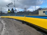 Żółto-niebieskie bandy na stadionie w Gdańsku. Zdunek Wybrzeże tłumaczy kolorystykę ochronnych dmuchańców